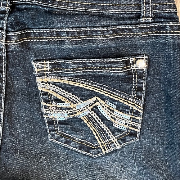 Women's No Boundaries Embellished Curvy Low Rise Jean Capri's (Junior, Size 9) - Picture 10 of 11